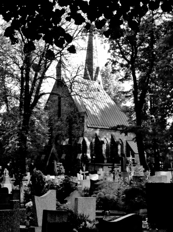 Cmentarz_Mater_Dolorosa_-_kaplica_cmentarna_bw.JPG